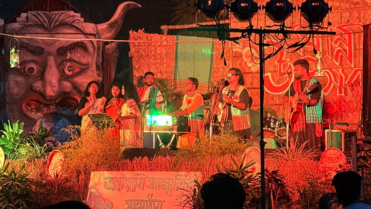 টিএসসিতে উচ্চস্বরে গান, আপত্তি জানিয়ে শিবির ট্যাগ পেলেন দুই হলের শিক্ষার্থী